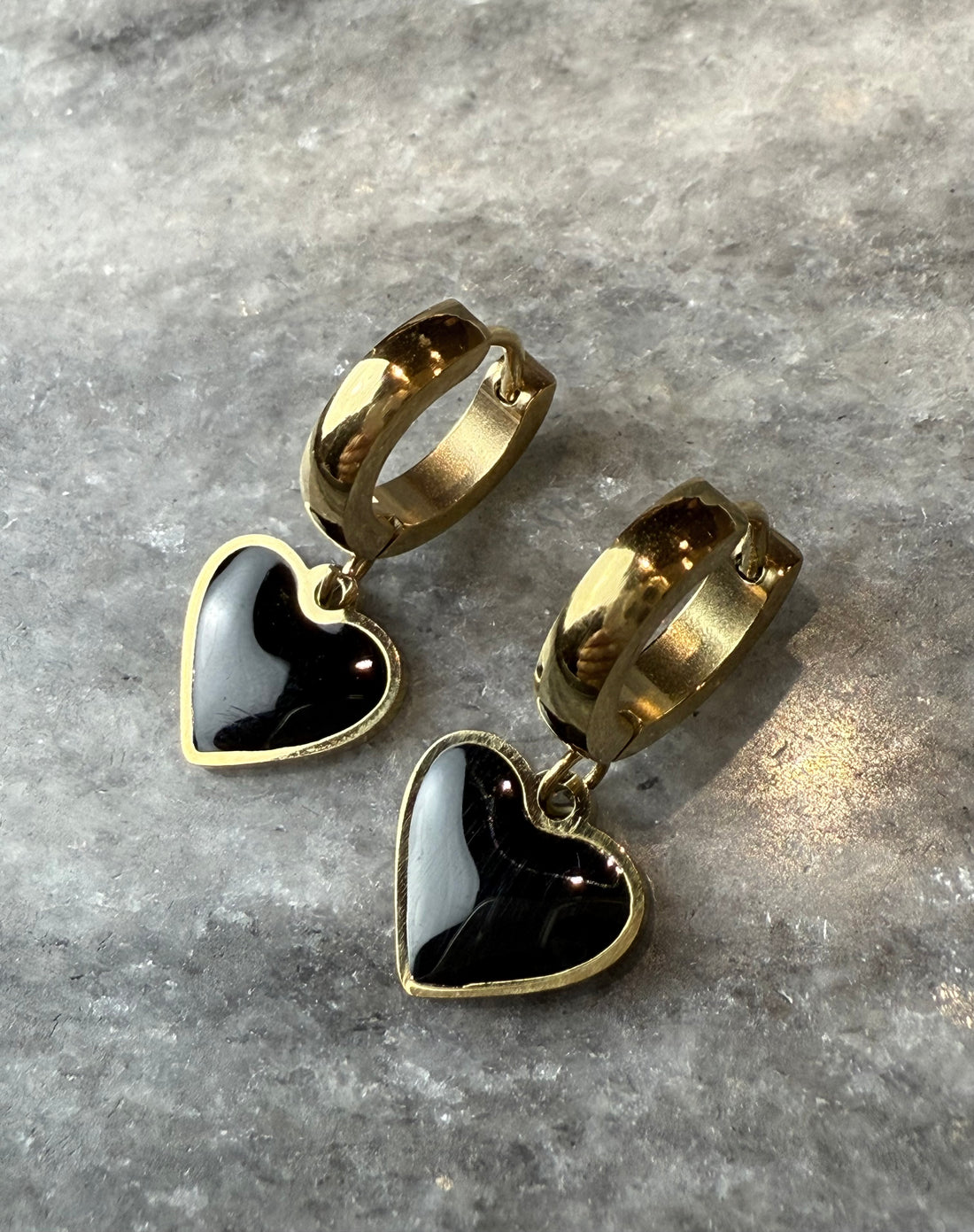 Auskarai su juodomis širdelėmis