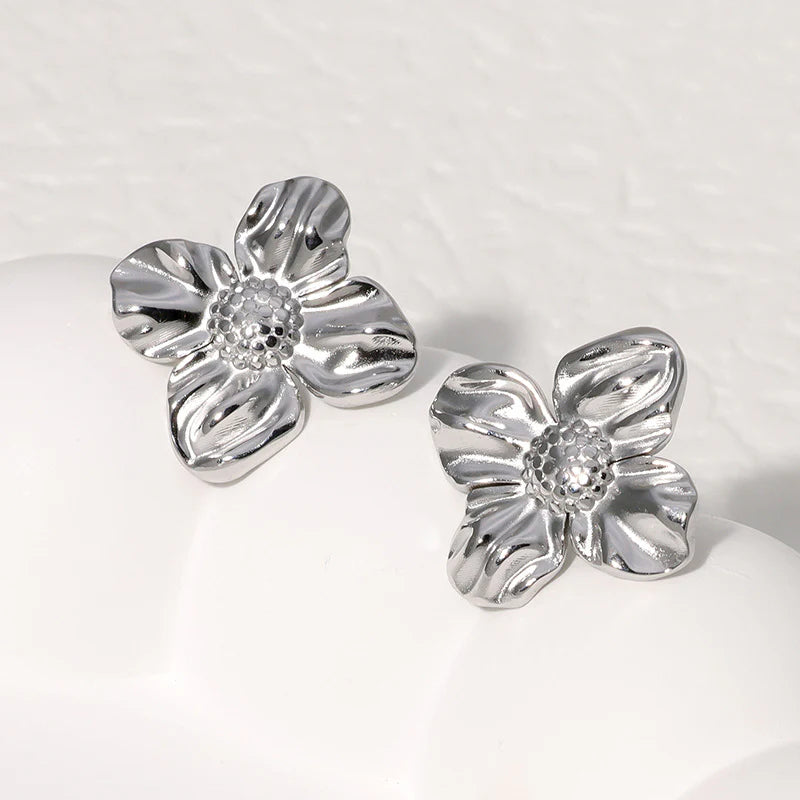 Keturlapės gėlės formos auskarai