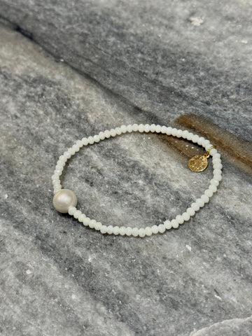 Balta apyrankė su perlu