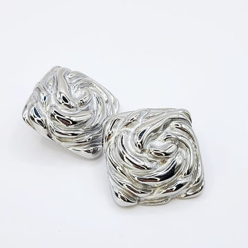 Sidabro spalvos skulptūriniai kvadratiniai auskarai