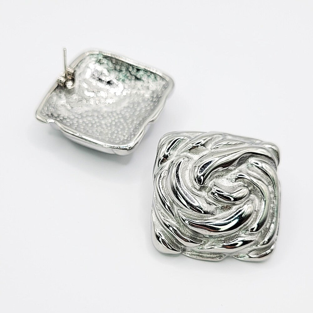 Sidabro spalvos skulptūriniai kvadratiniai auskarai