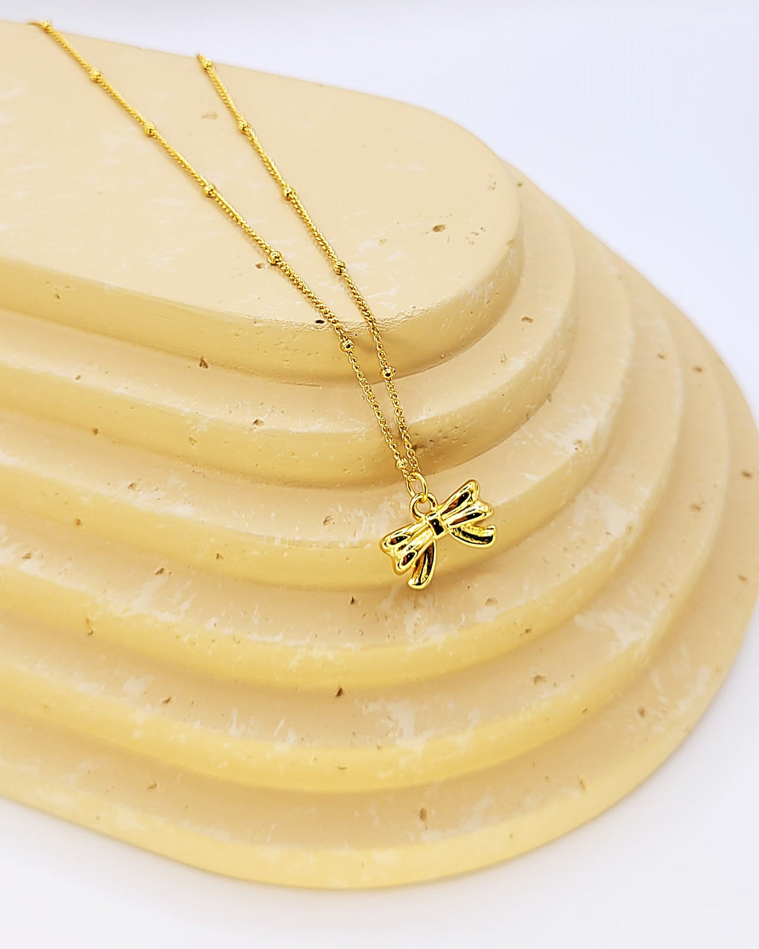 Minimalistinis kaklo papuošalas su kaspinėlio pakabuku