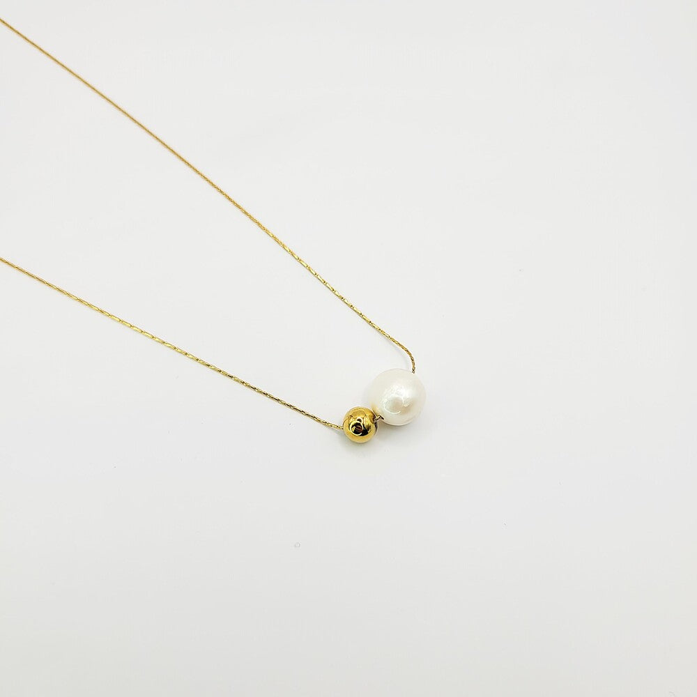Kaklo papuošalas su perlu ir aukso spalvos burbuliuku