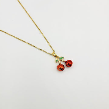 Aukso spalvos grandinėlė su vyšnių pakabuku