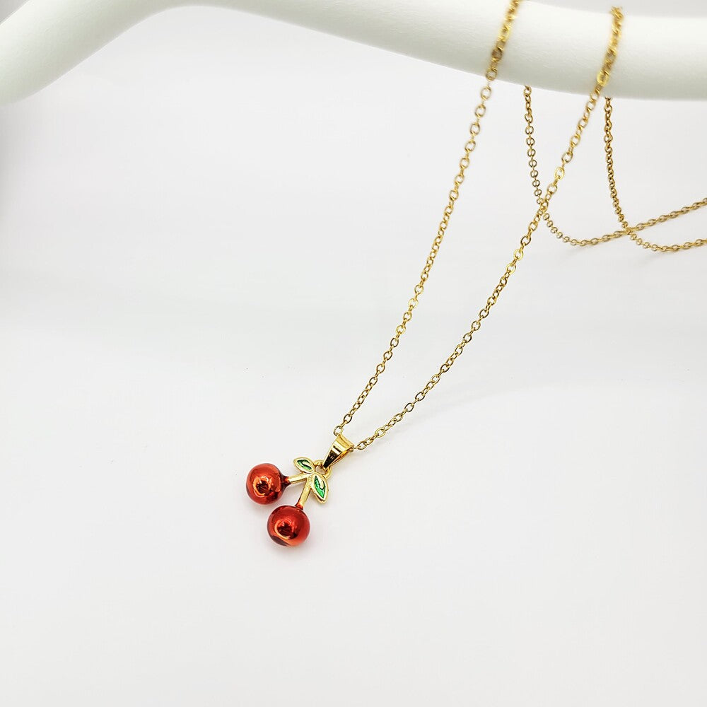 Aukso spalvos grandinėlė su vyšnių pakabuku