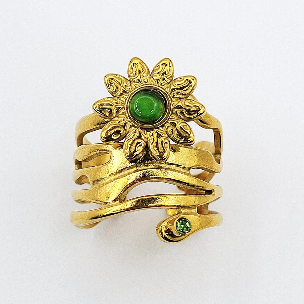 Reguliuojamas žiedas su gėle ir žaliu akmenėliu