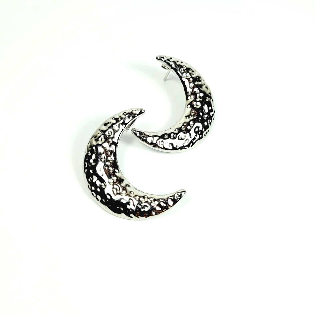 Sidabro spalvos mėnulio formos auskarai