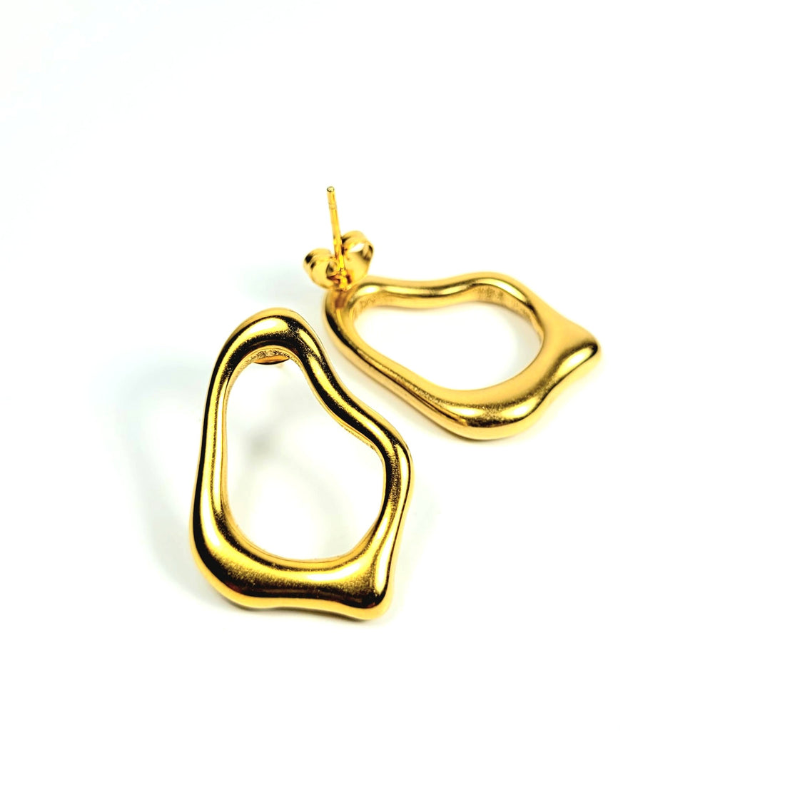 Aukso spalvos modernūs auskarai su banguotu siluetu