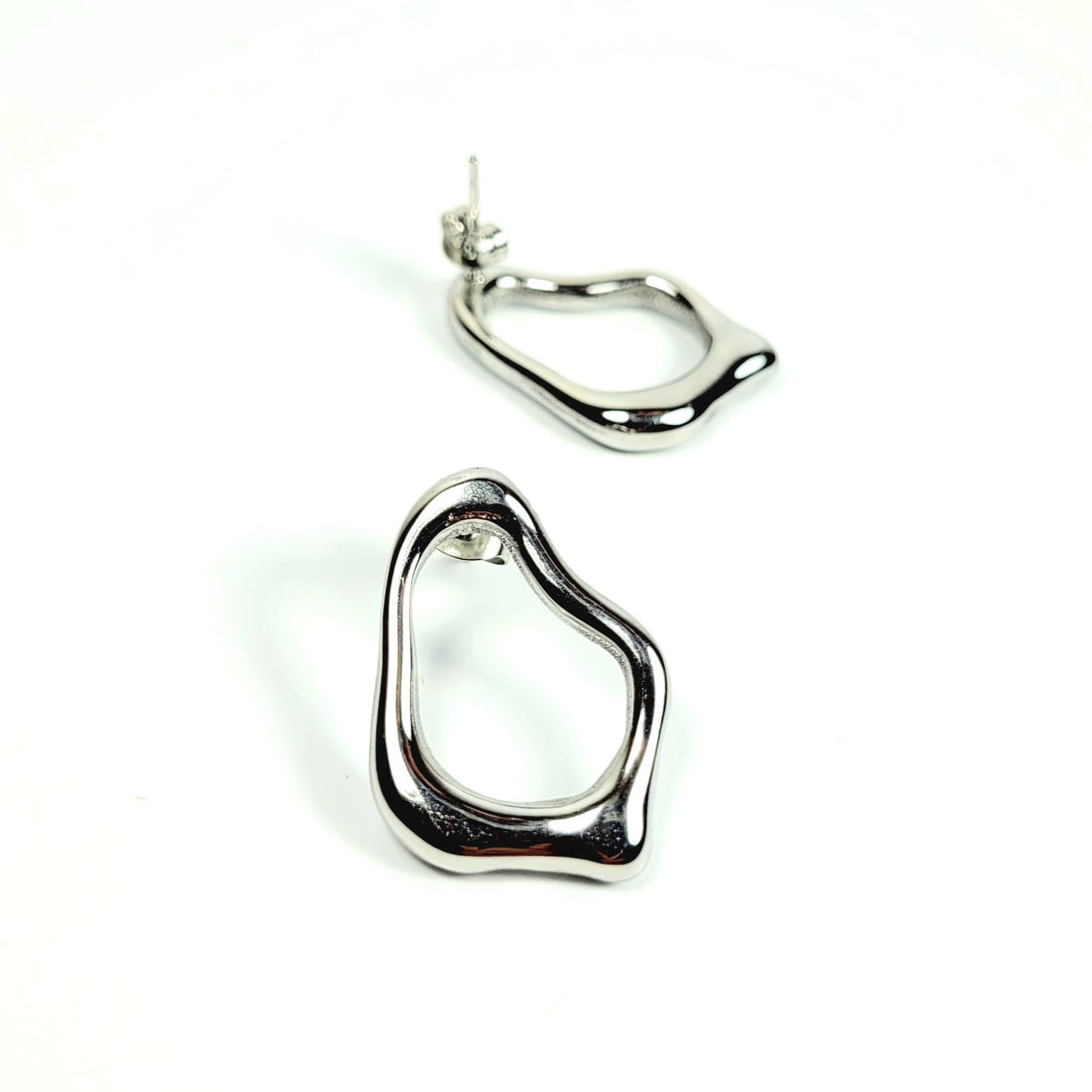 Sidabro spalvos modernūs auskarai su banguotu siluetu