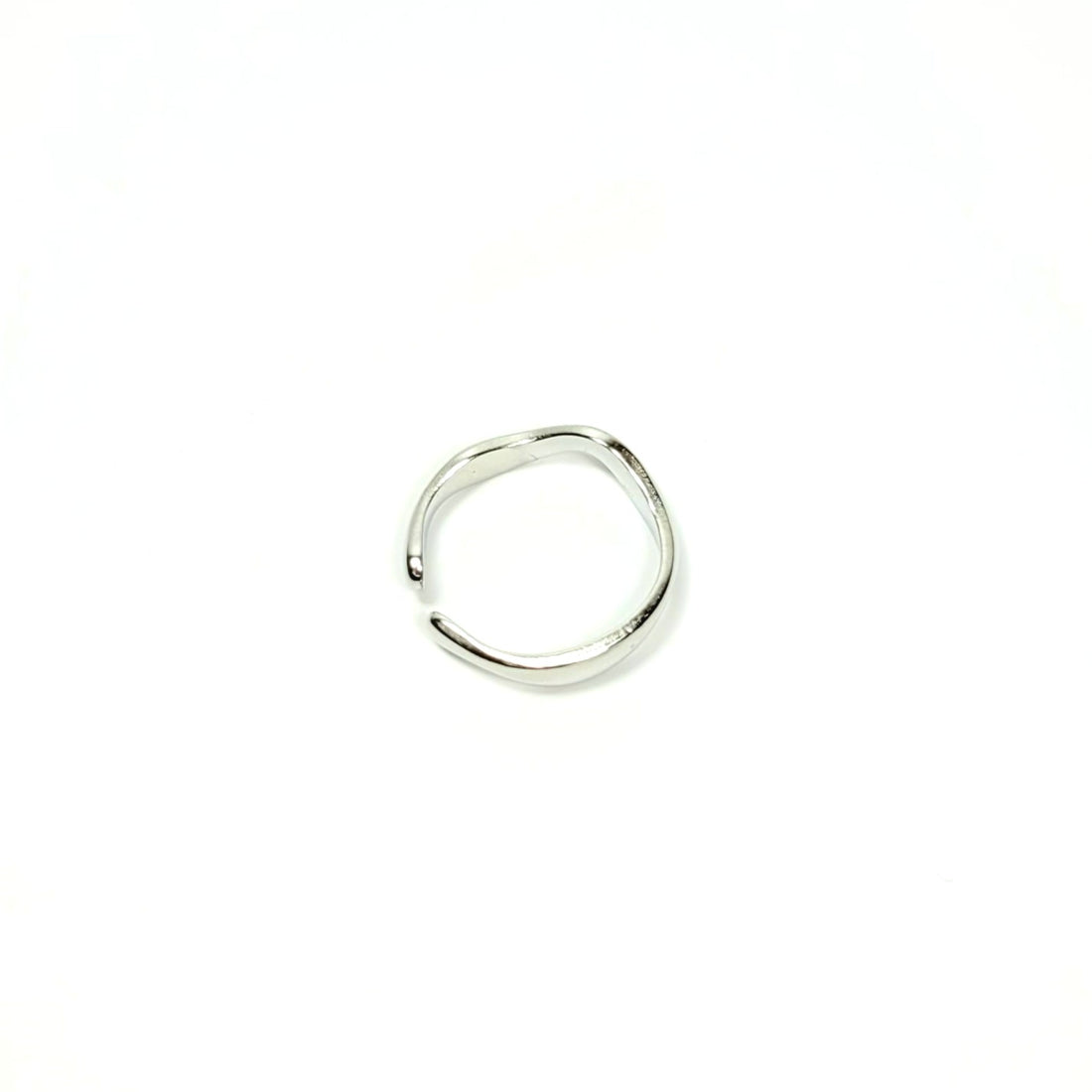 Sidabro spalvos minimalistinis žiedas bangelė