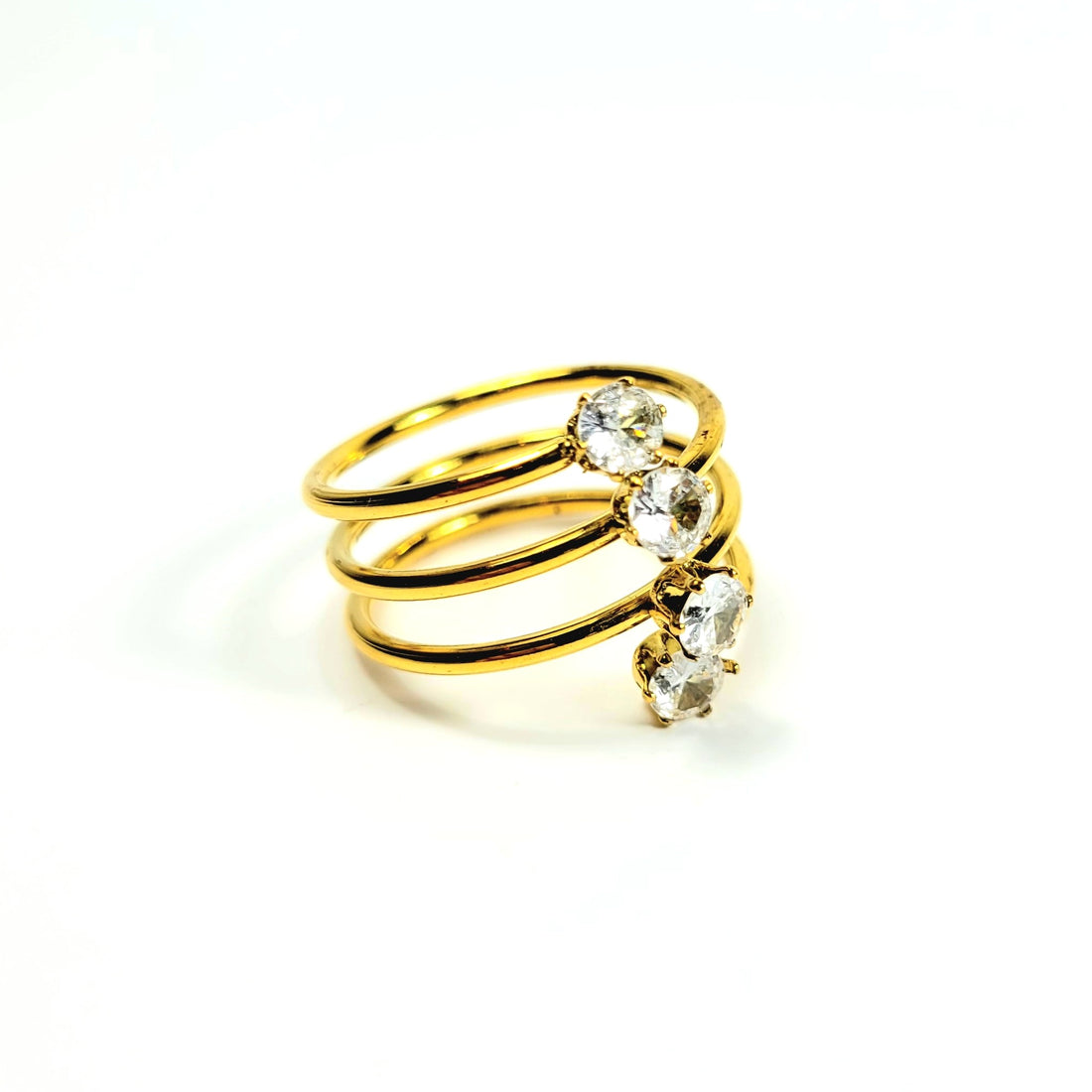 Aukso spalvos žiedas su keturiais cirkoniais