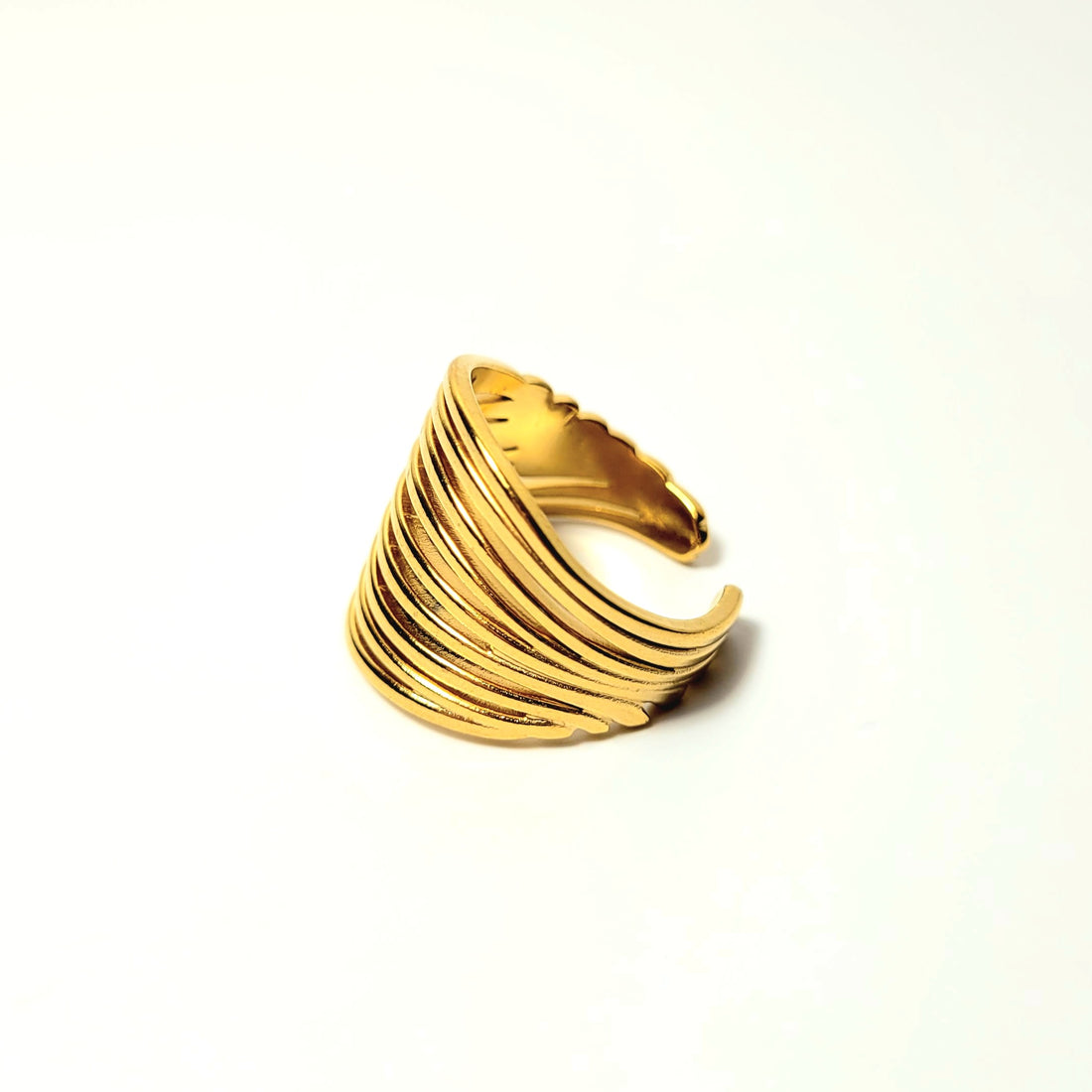 Aukso spalvos platus linijinis žiedas