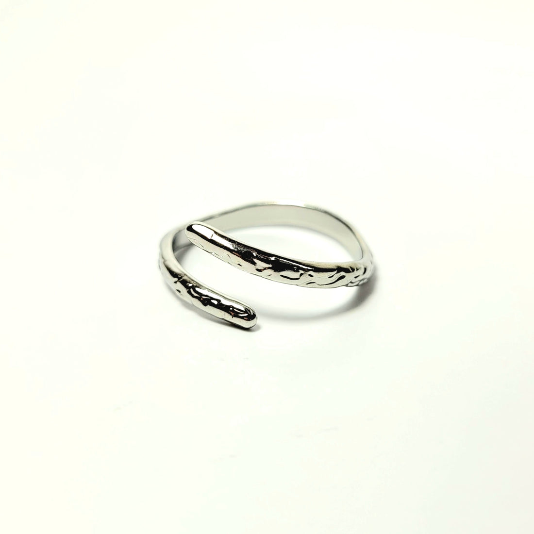 Sidabro spalvos atviras minimalistinis žiedas