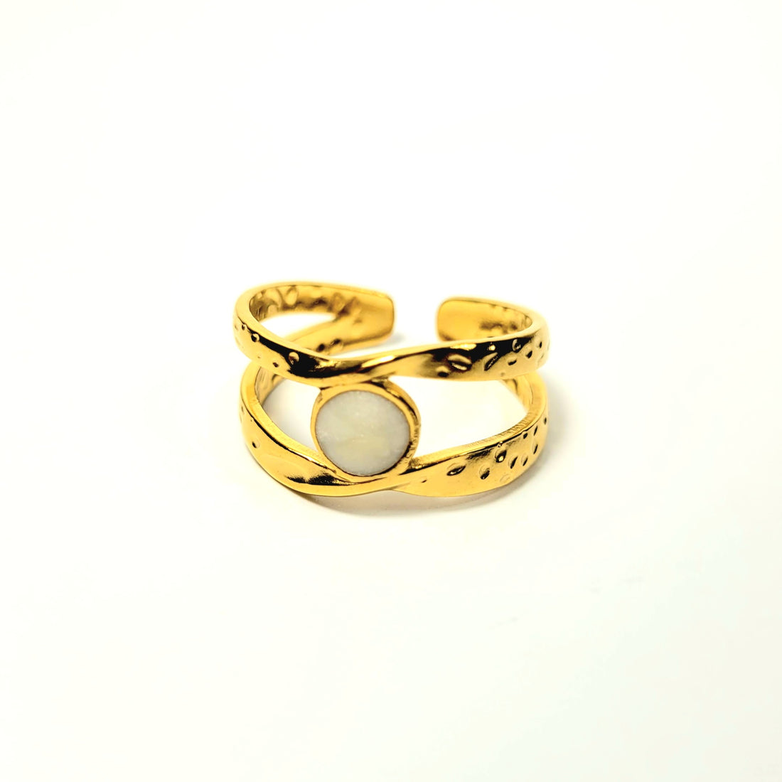 Aukso spalvos žiedas su baltu intarpu