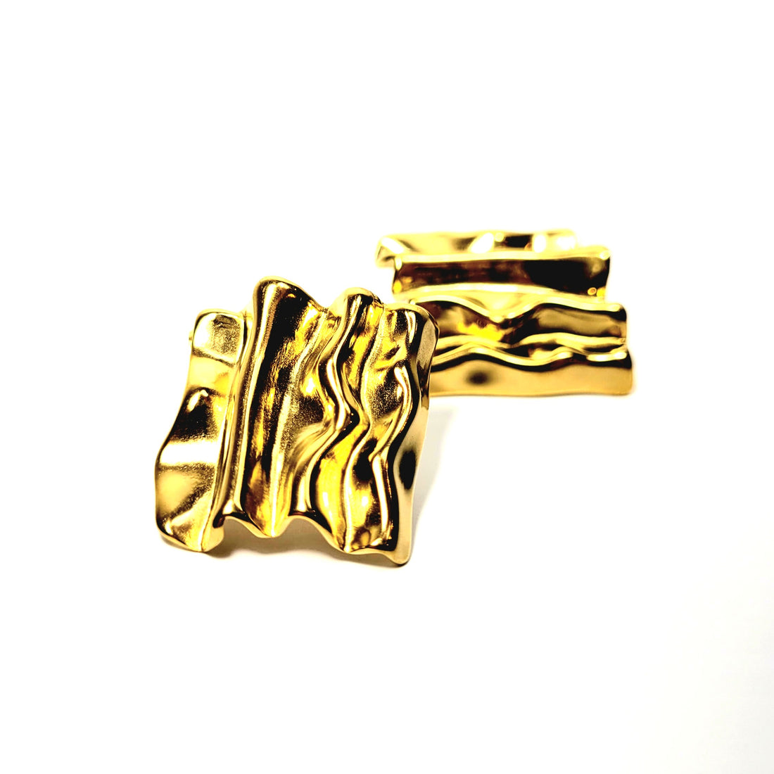 Auksinės spalvos modernūs lamdyto efekto auskarai