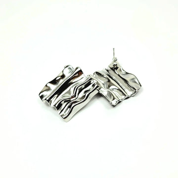 Sidabro spalvos modernūs lamdyto efekto auskarai