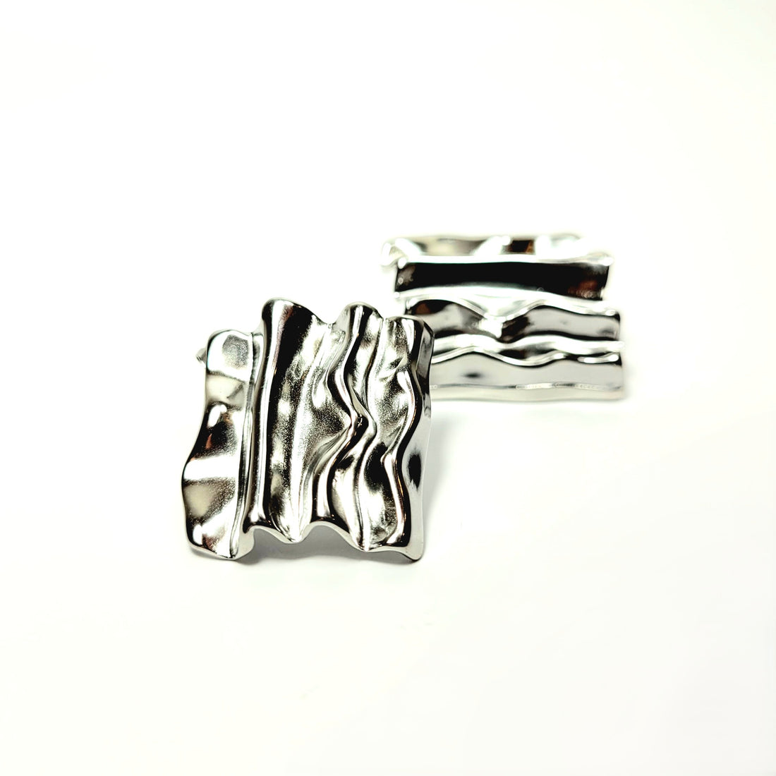 Sidabro spalvos modernūs lamdyto efekto auskarai