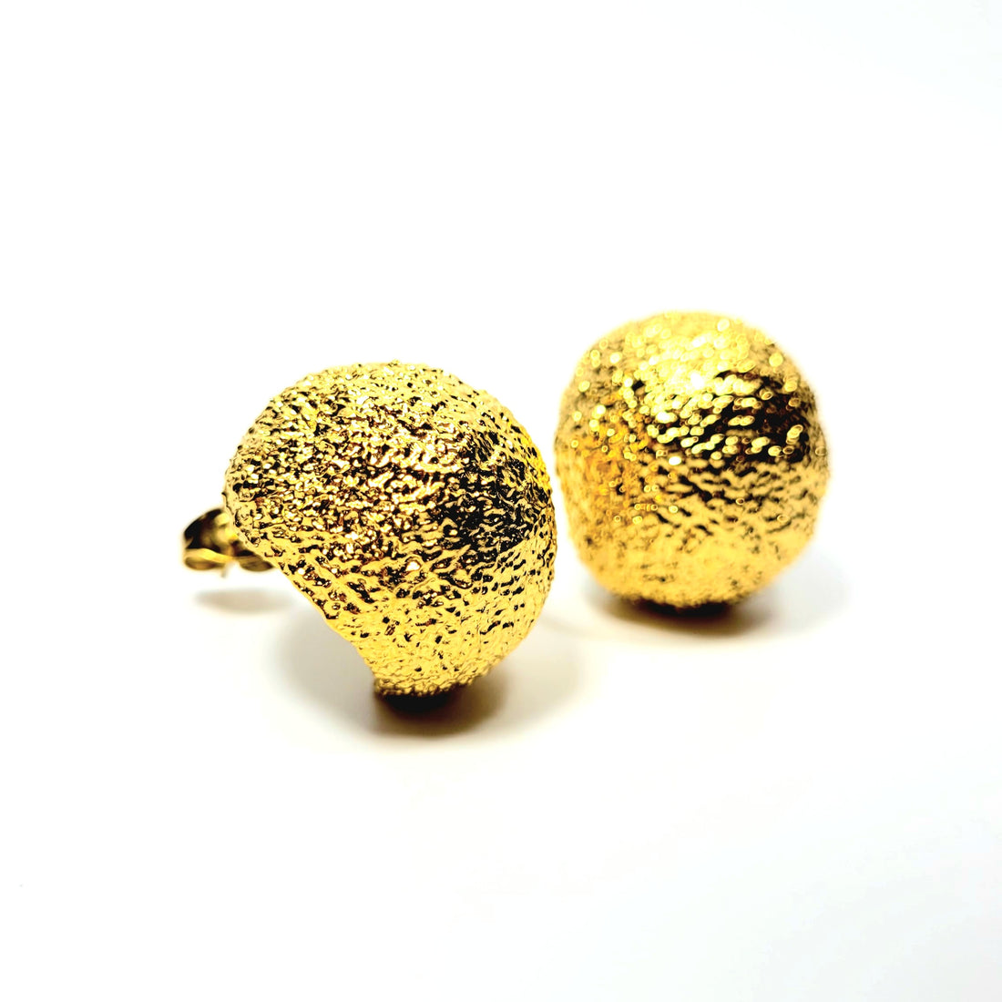 Aukso spalvos apvalios formos auskarai su reljefine tekstūra