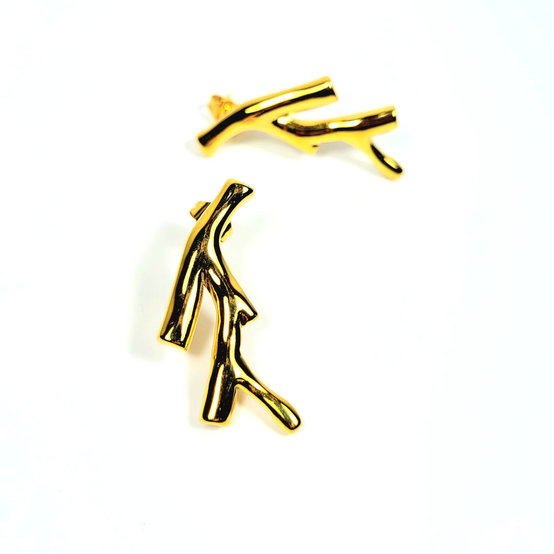 Aukso spalvos modernūs šakos formos auskarai