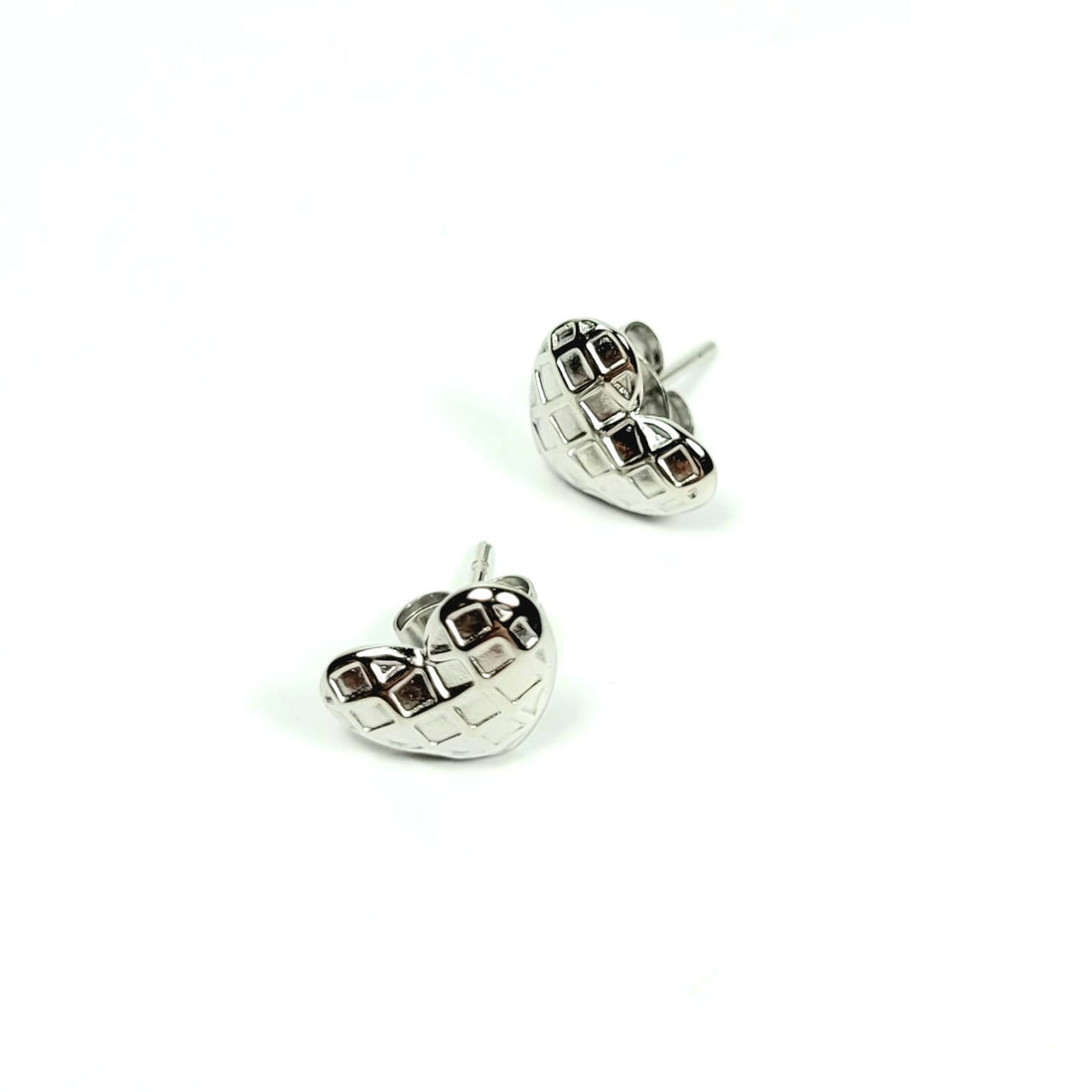 Sidabro spalvos širdelės formos auskarai su kvadratėliais