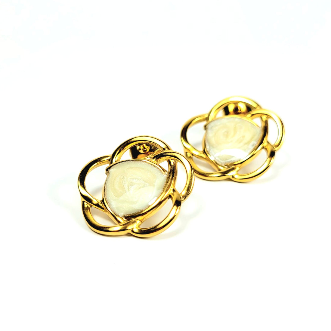 Aukso spalvos gėlės formos auskarai su baltu centru