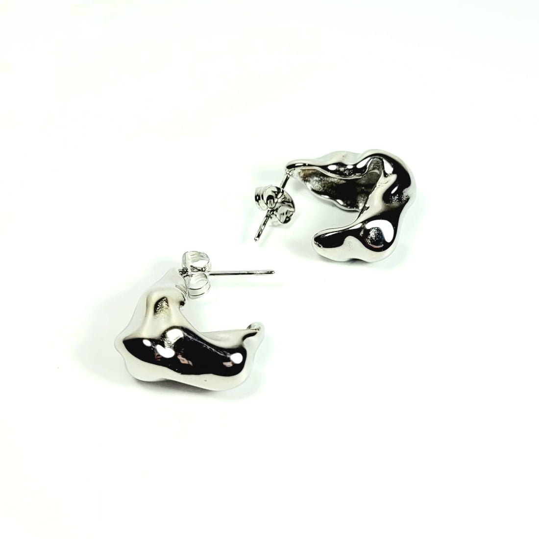 Sidabro spalvos masyvūs bangos formos auskarai