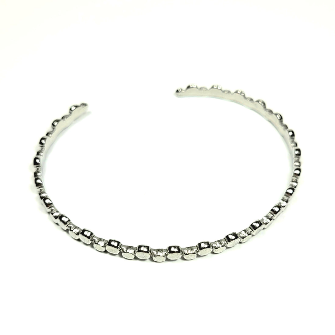 Sidabro spalvos atviro modelio apyrankė su faktūriniais segmentais