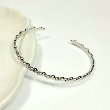 Sidabro spalvos atviro modelio apyrankė su faktūriniais segmentais