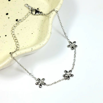 Plona sidabro spalvos apyrankė su 3 gėlytėmis