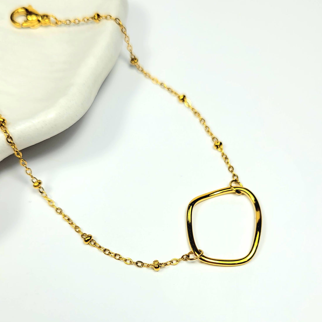 Minimalistinė apyrankė su geometriniu akcentu