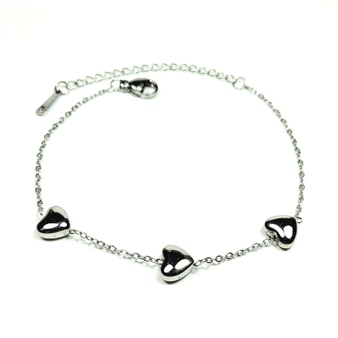 Subtili sidabro spalvos apyrankė su 3 širdelėmis