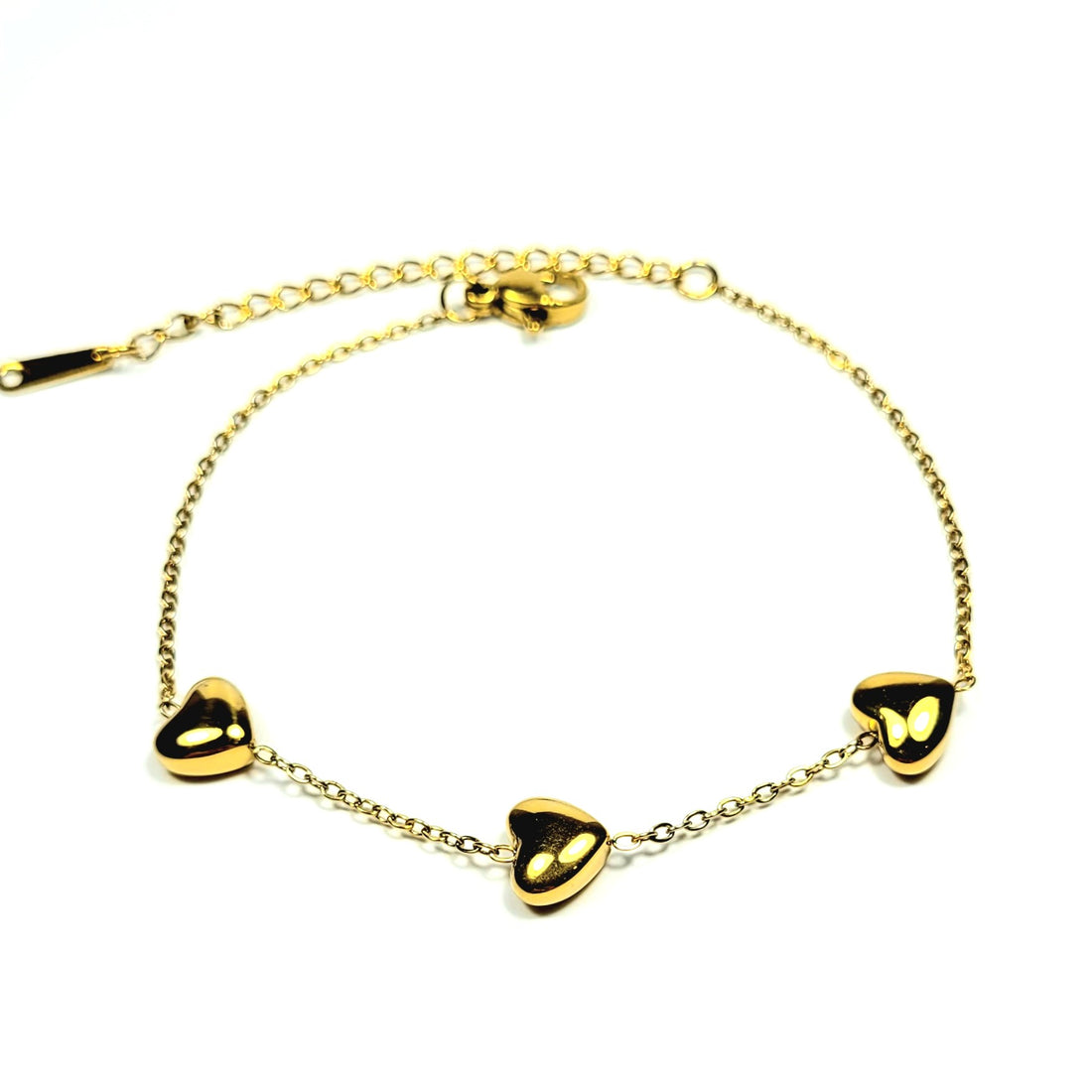 Subtili aukso spalvos apyrankė su 3 širdelėmis