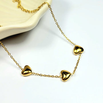 Subtili aukso spalvos apyrankė su 3 širdelėmis