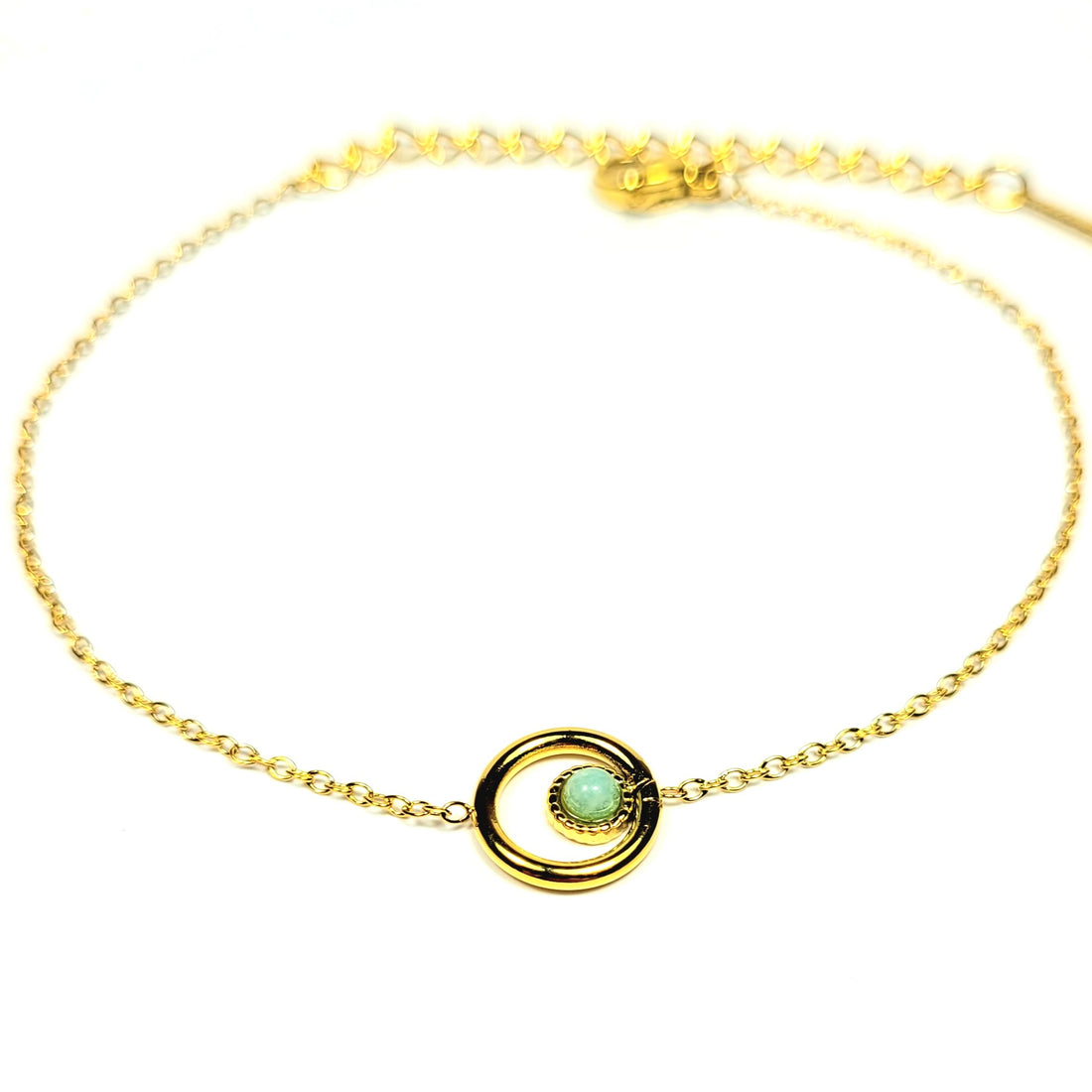 Subtili aukso spalvos apyrankė su turkio akmenėliu