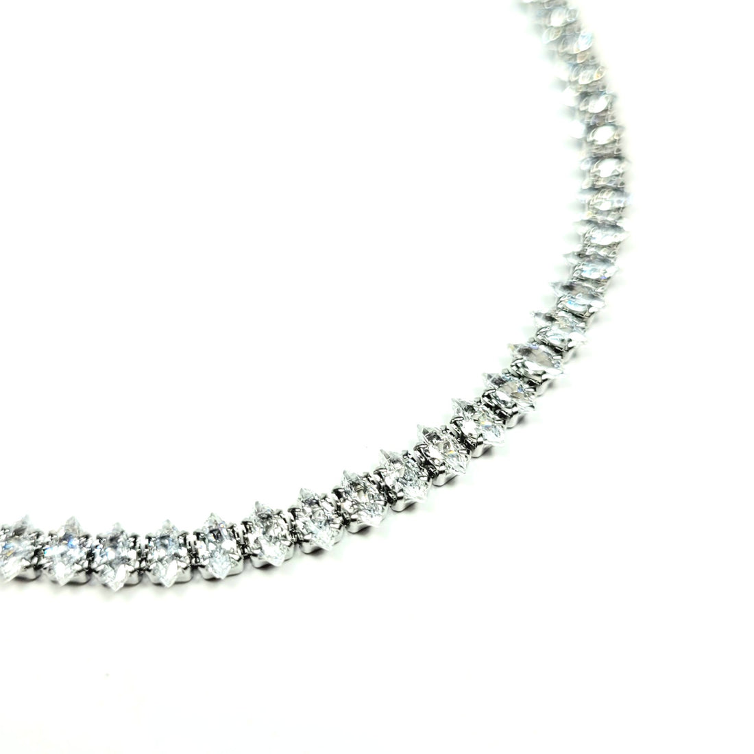 Klasikinė sidabro spalvos apyrankė su cirkoniais