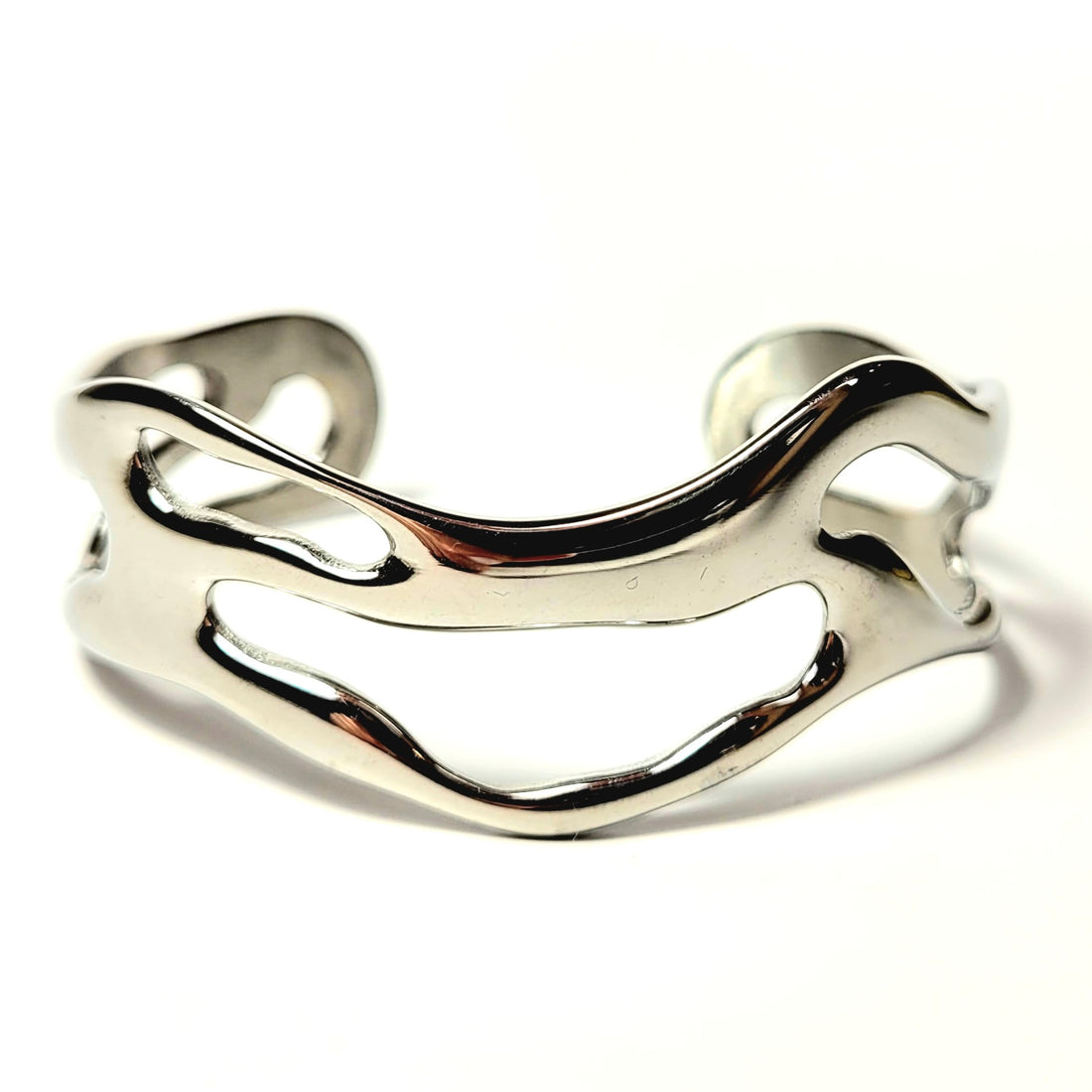 Sidabro spalvos moderni banguotos formos apyrankė