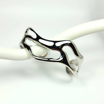 Sidabro spalvos moderni banguotos formos apyrankė