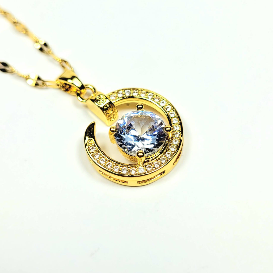 Grandinėlė su pusmėnulio formos pakabuku ir cirkoniais