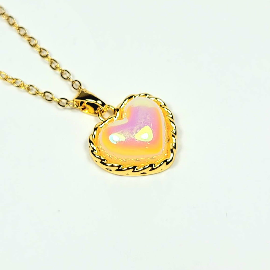 Grandinėlė su perlamutriniu širdelės pakabuku