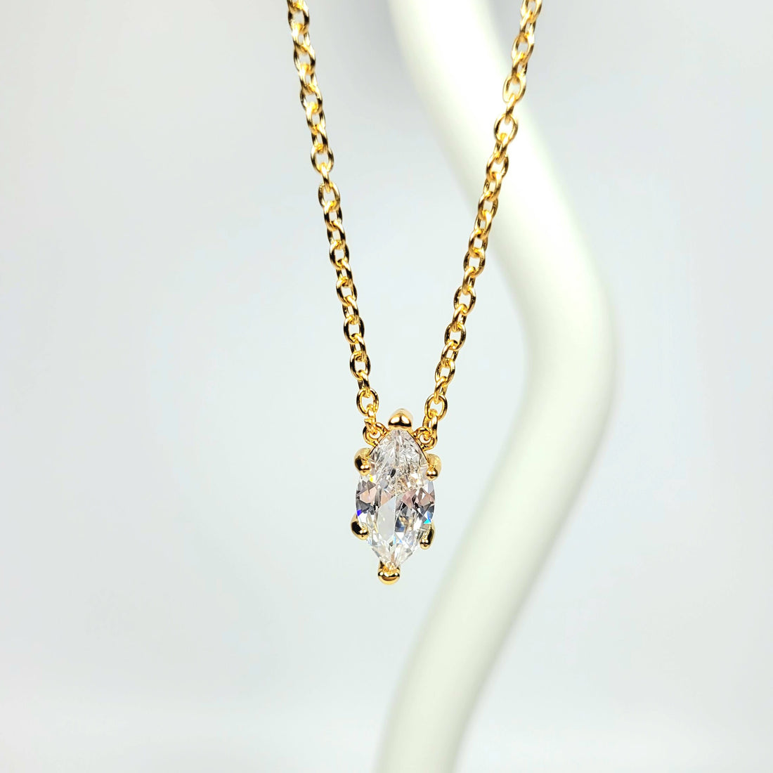 Plona minimalistinė grandinėlė su pailgos formos cirkoniu