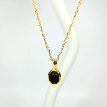 Aukso spalvos elegantiška grandinėlė su juodu akmeniu