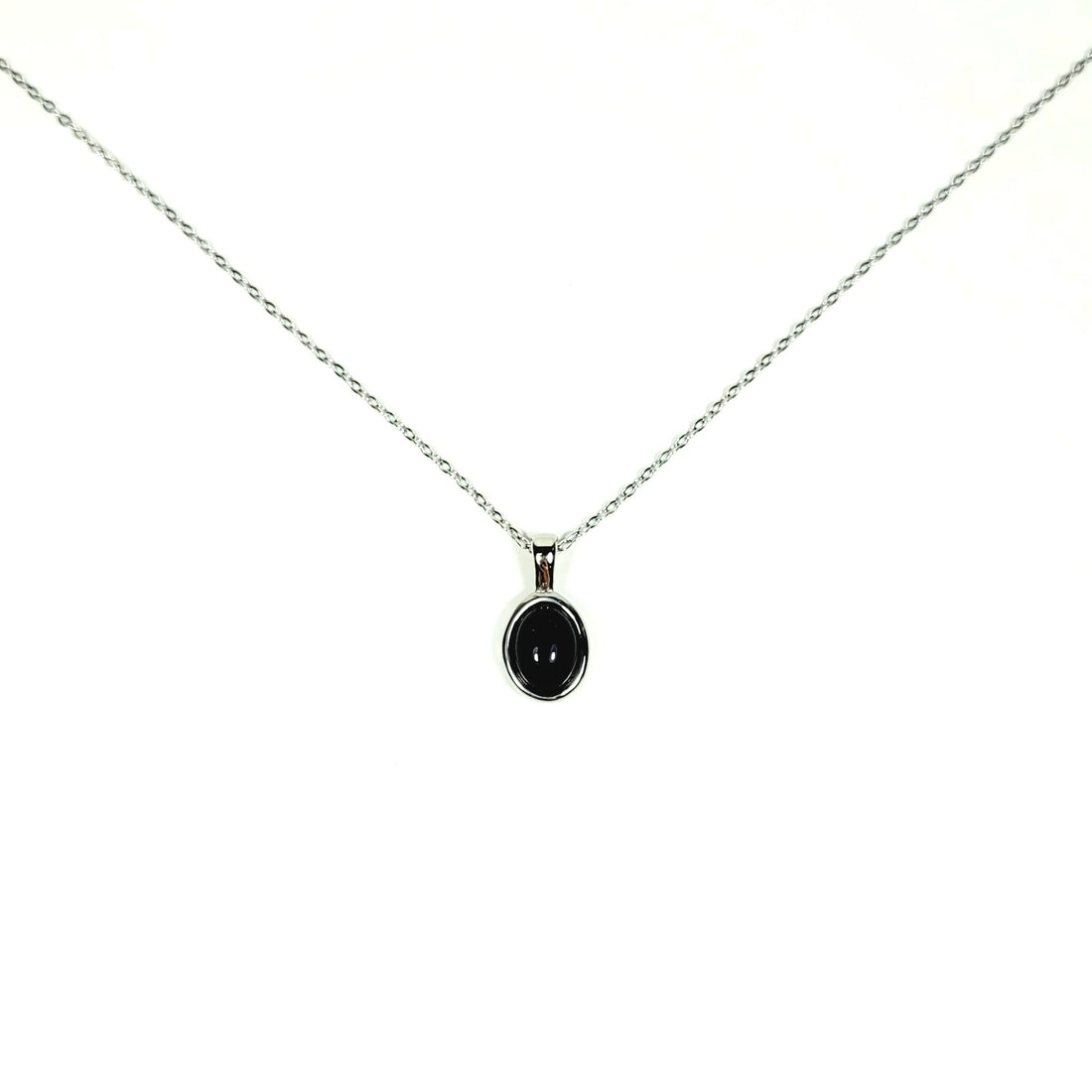 Sidabro spalvos elegantiška grandinėlė su juodu akmeniu