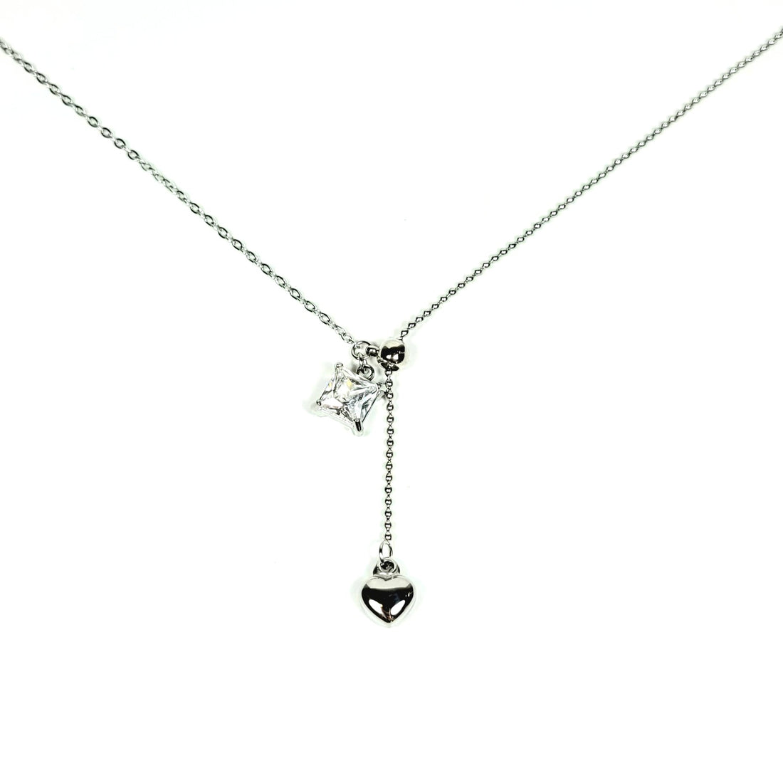 Sidabro spalvos grandinėlė su širdelės ir kristalo pakabukais