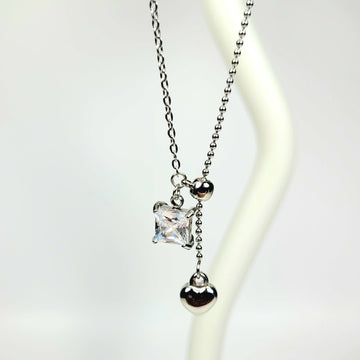 Sidabro spalvos grandinėlė su širdelės ir kristalo pakabukais
