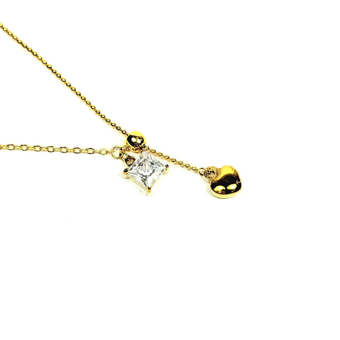 Aukso spalvos grandinėlė su širdelės ir kristalo pakabukais