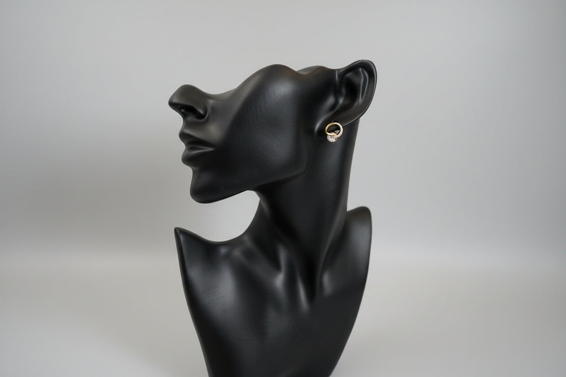 Žiedelio formos paauksuoti klasikiniai auskarai su cirkoniais