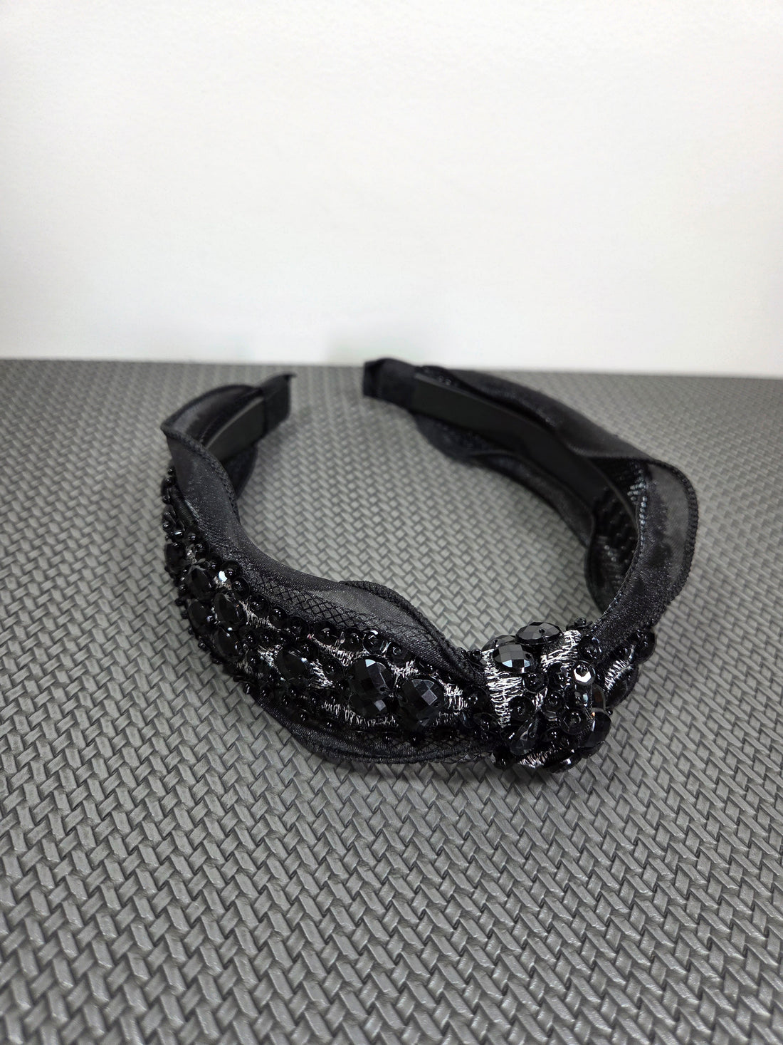 Juodas prabangus plaukų lankelis su karoliukais