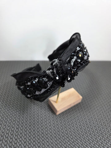 Juodas prabangus plaukų lankelis su karoliukais