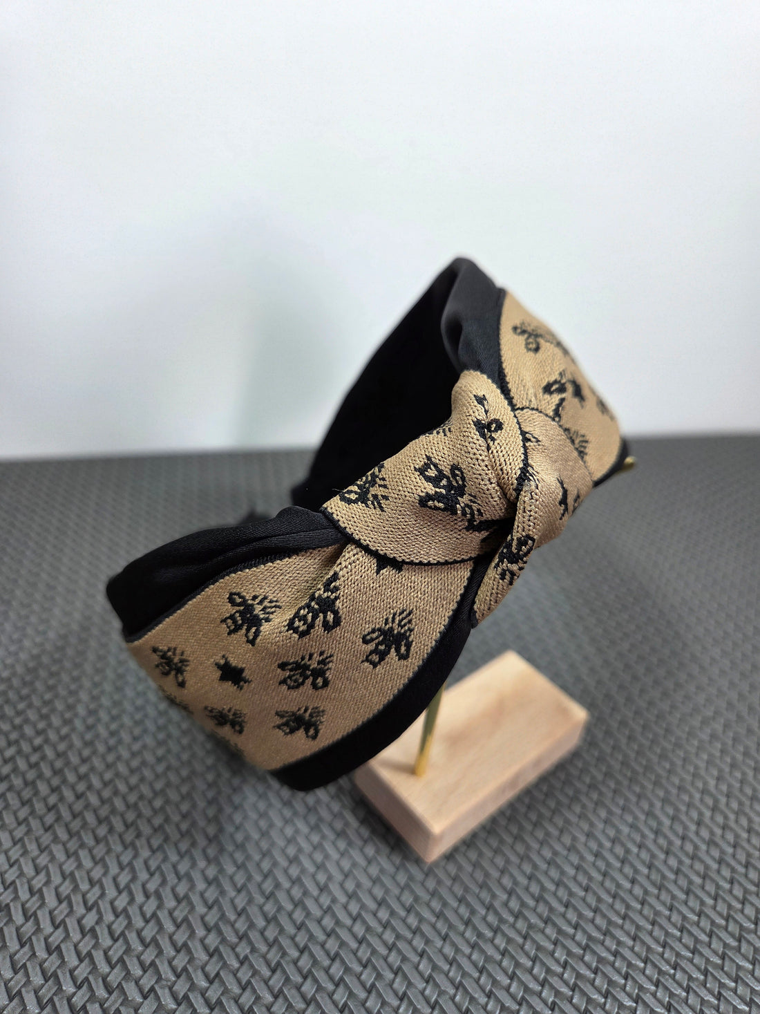 Rudas plaukų lankelis su raštu