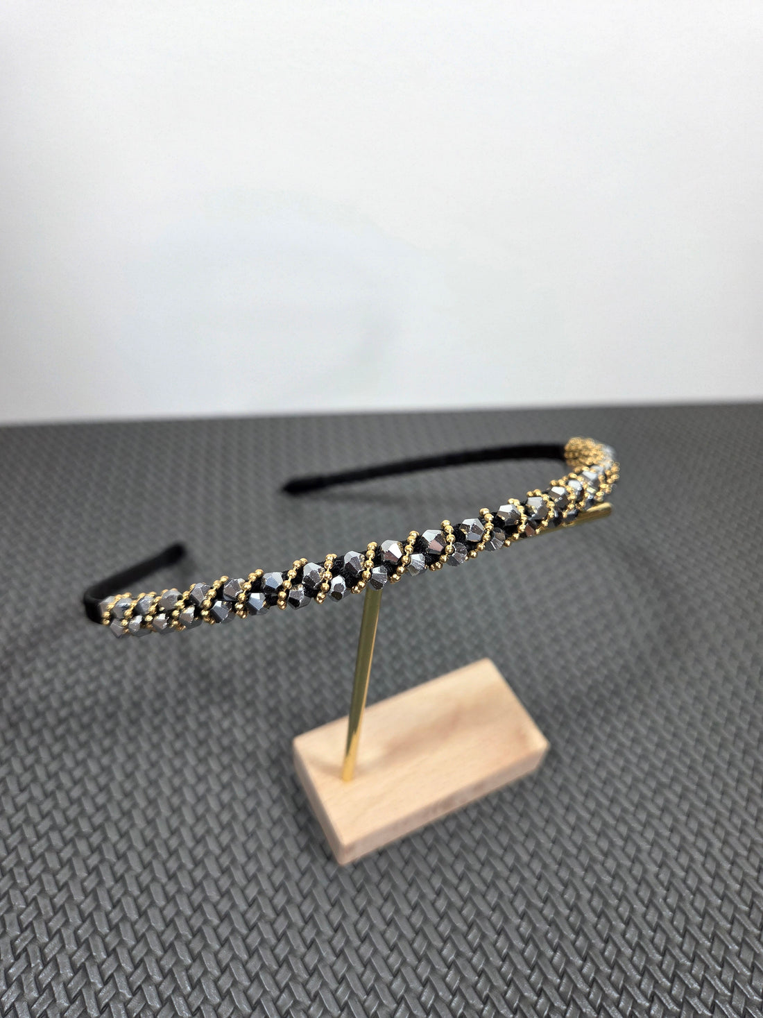 Siauras plaukų lankelis su pilkos spalvos karoliukais